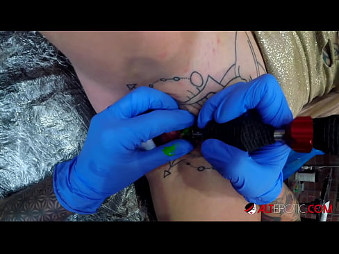 ❤️ La bomba Sully Savage, molt tatuada, es va tatuar al clítoris ❌ Porno al ca.dewporn.ru ﹏