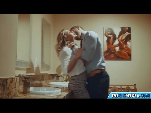 ❤️ Quan una rossa tetona et sedueix en un lavabo públic ❌ Porno al ca.dewporn.ru ﹏